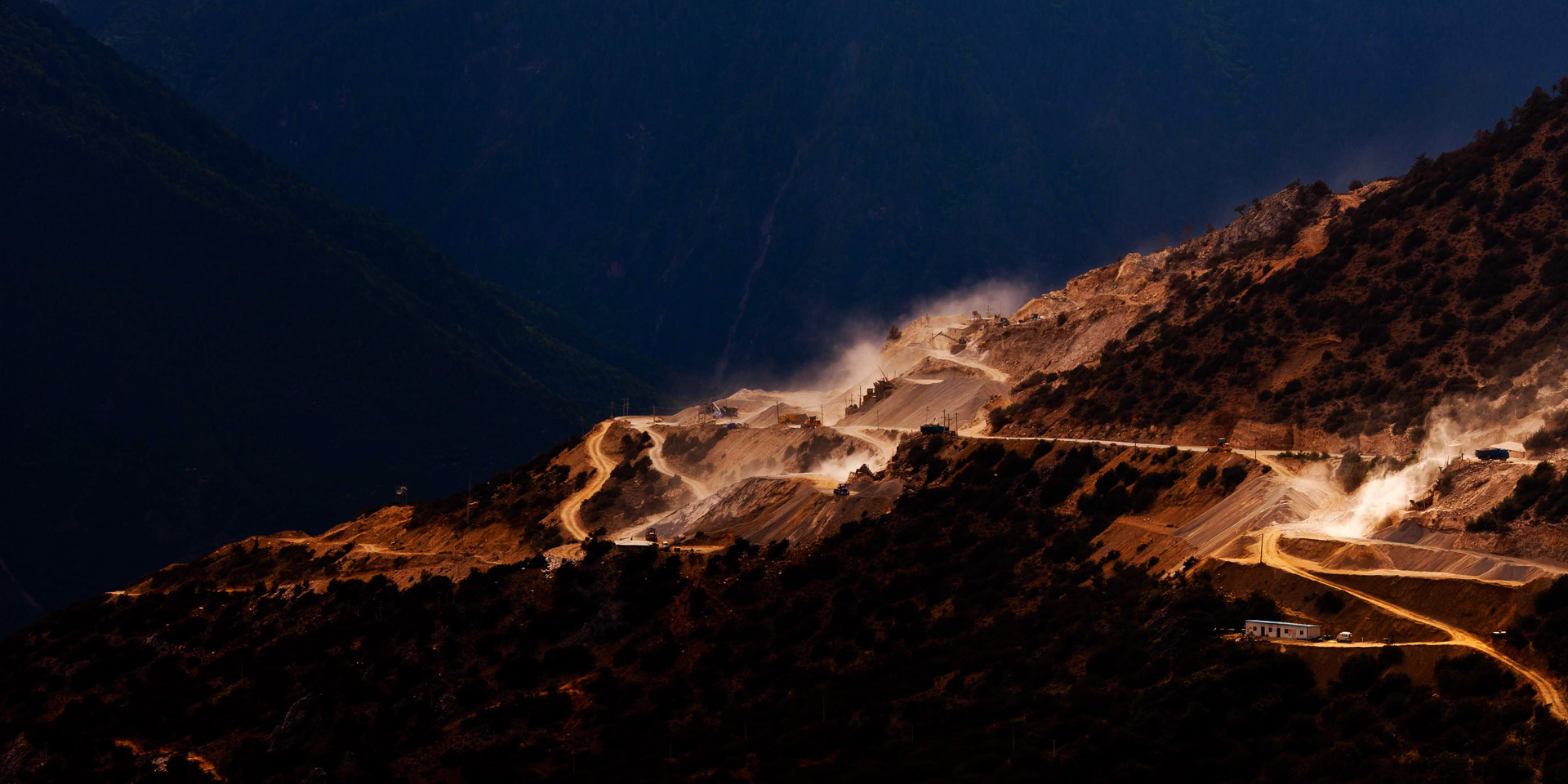 銳意進(jìn)取、安全第一<br>團(tuán)結(jié)奮進(jìn)、堅(jiān)毅誠(chéng)信,創(chuàng)造共贏